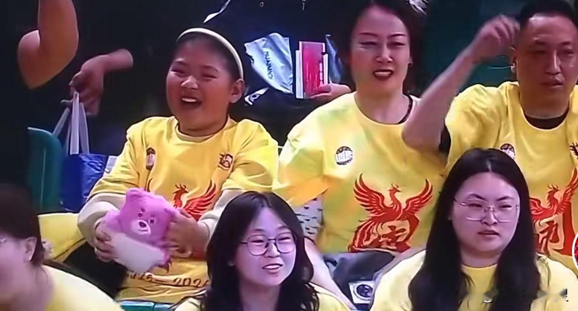 山西篮球火爆火爆。
无论是男篮还是女篮比赛，现场观众的上座率，那真叫一个猛。
现