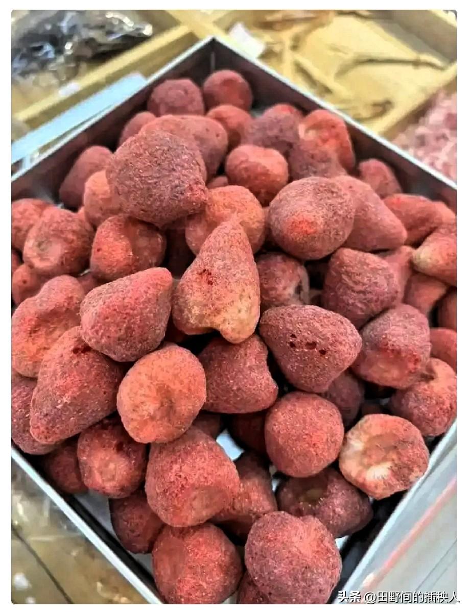 云南冻干草莓的事闹大了，现在的事态，可不是简单下架商品就能解决的。

据官方通报