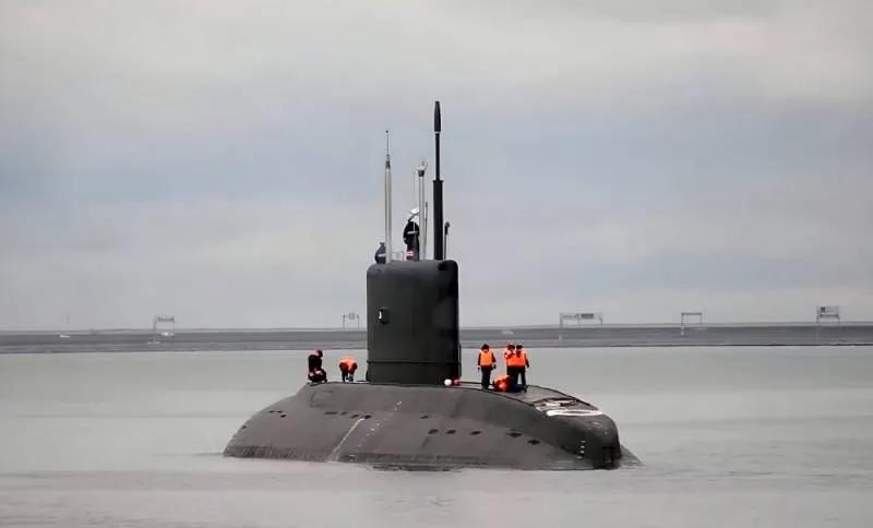 乌军对塞瓦斯托波尔海军工厂的袭击导致一艘潜艇和一艘登陆舰受损  俄罗斯国防部就今