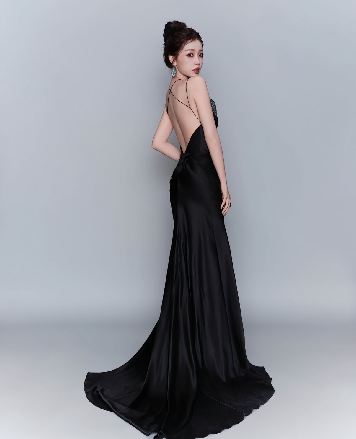 虞书欣好辣别再给虞书欣贴甜妹标签了！这背线杀疯了，又纯又野的反差，敢露敢穿，自带