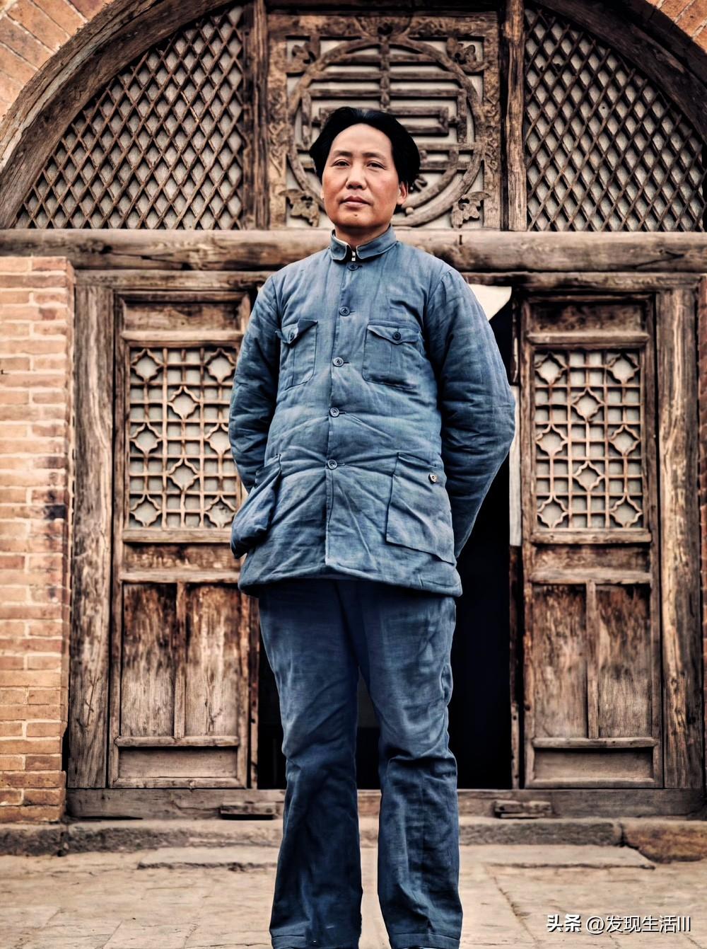 1938年，教员在延安军政大学门口伟岸的身影，照片中他身着一身粗布灰军装，衣着简