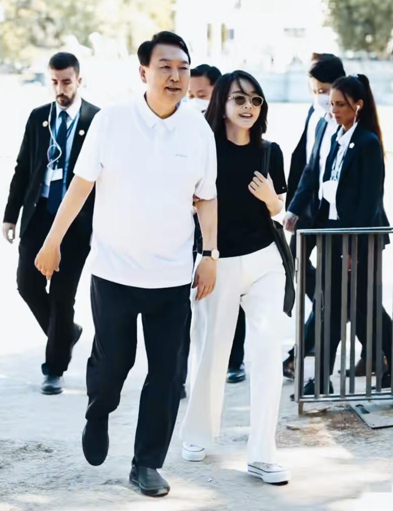 尹锡悦和金建希曾经一身休闲装，是不是显得格外年轻啊？
金建希这身装扮，是不是看上