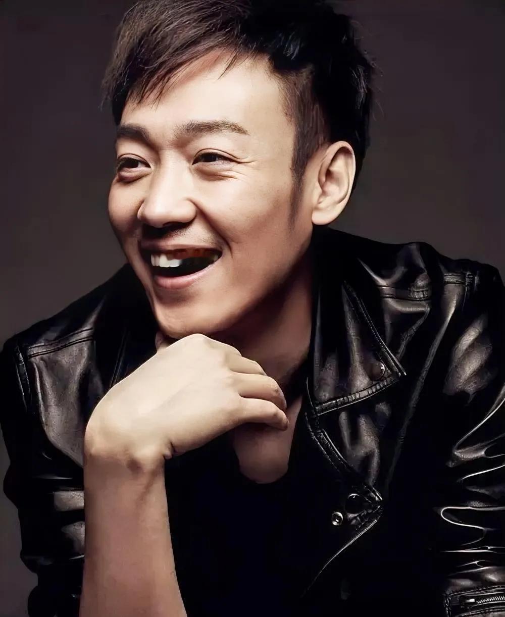 忽然觉得，婚姻没有真正意义上的幸福，辛柏青和妻子不也争吵吗？夫妻没有不吵架的。虽
