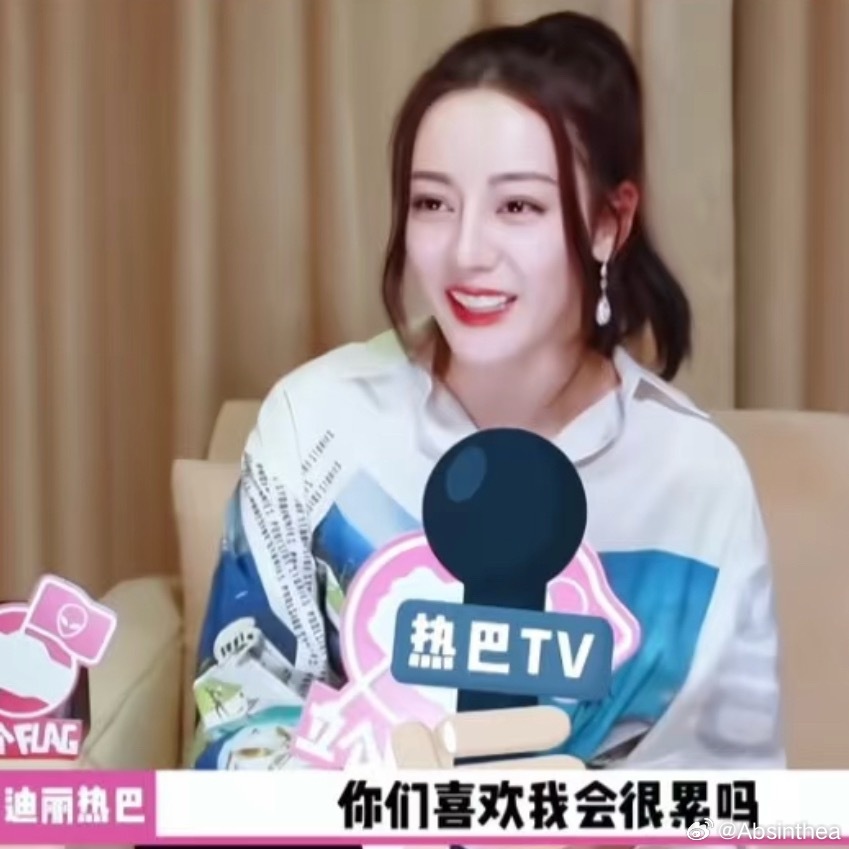 粉丝说热巴线下完完全全就是幼儿园老师来的现场尖叫声太大了听不见主持人的声音她就这