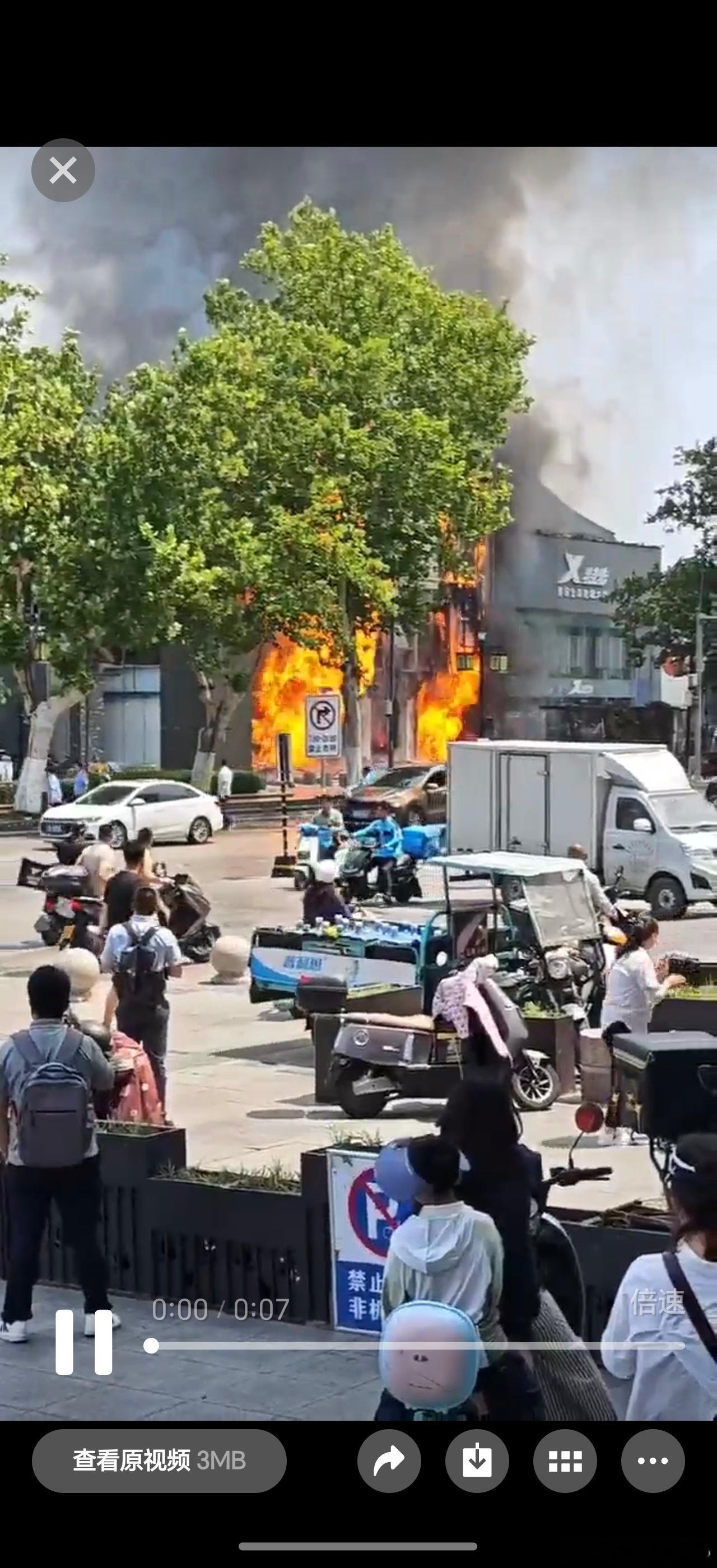 山东济南一广场发生爆炸今天上午在群里看到这个消息了，在济南泉城路芙蓉街附近，恒隆