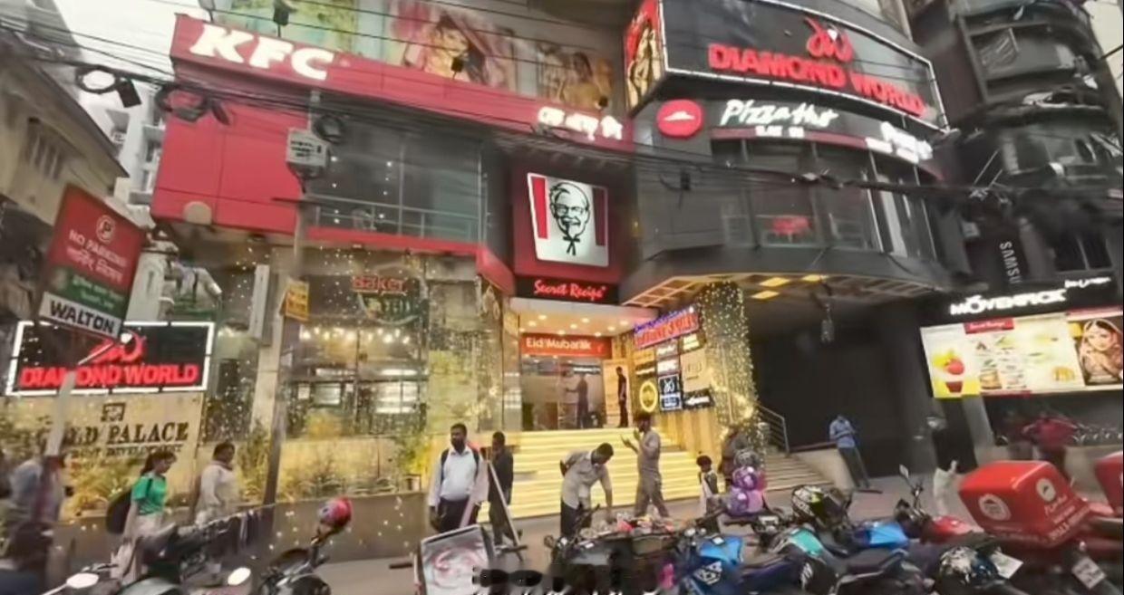 如何看待杜克和一哥以及孟加拉呢?
图一，第一次相遇是在KFC，一哥说他是穷人，不