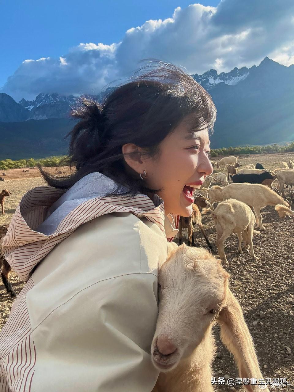 孙千回眸留下了纯真感
孙千她侧身回头对着镜头，嘴角大大张开露出牙齿，眼睛弯着带笑