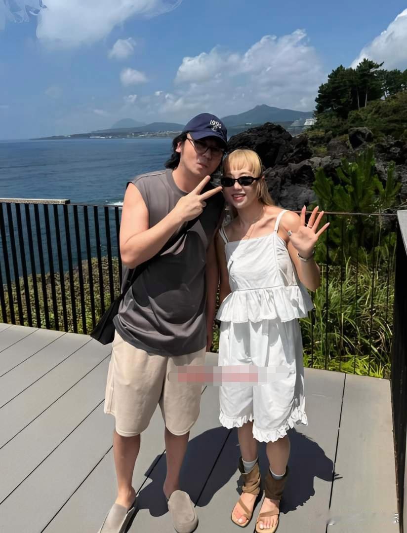 7月25日，网友在韩国偶遇雷佳音带着父亲出游，最新路透状态反差超大，引发全网热议