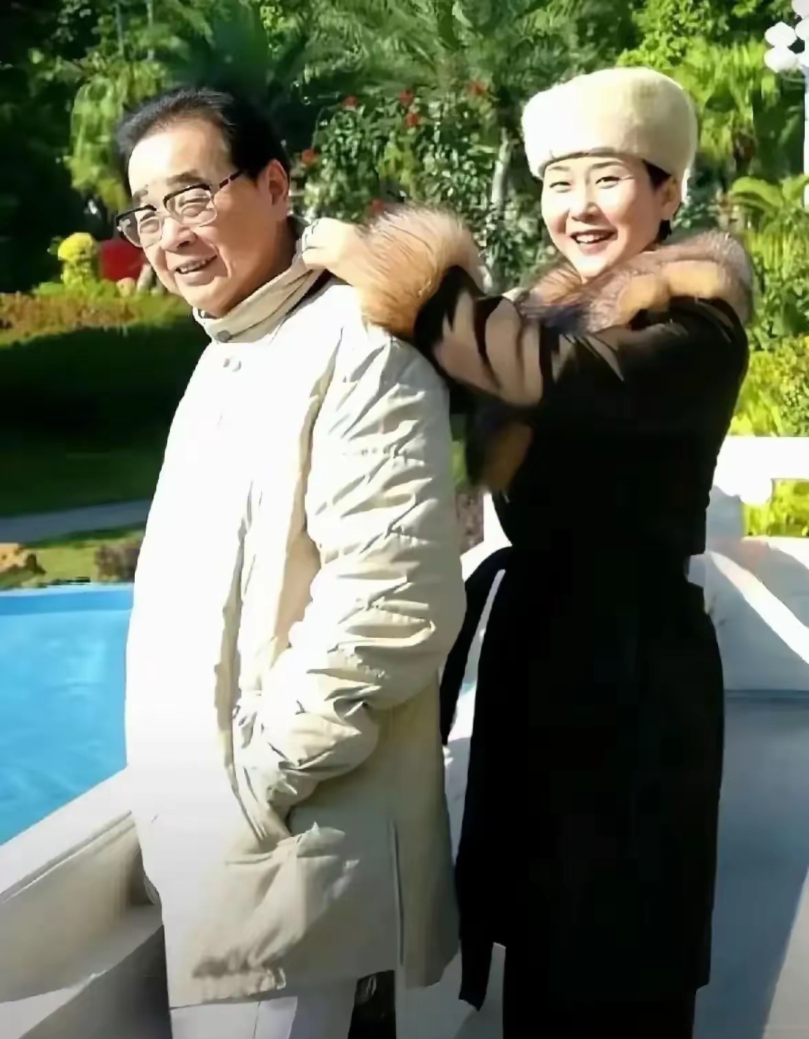 晴雨风说史晴雨风说史 这才是李鹏父女的一张真情合影，都是真人的容貌，不是演员扮演