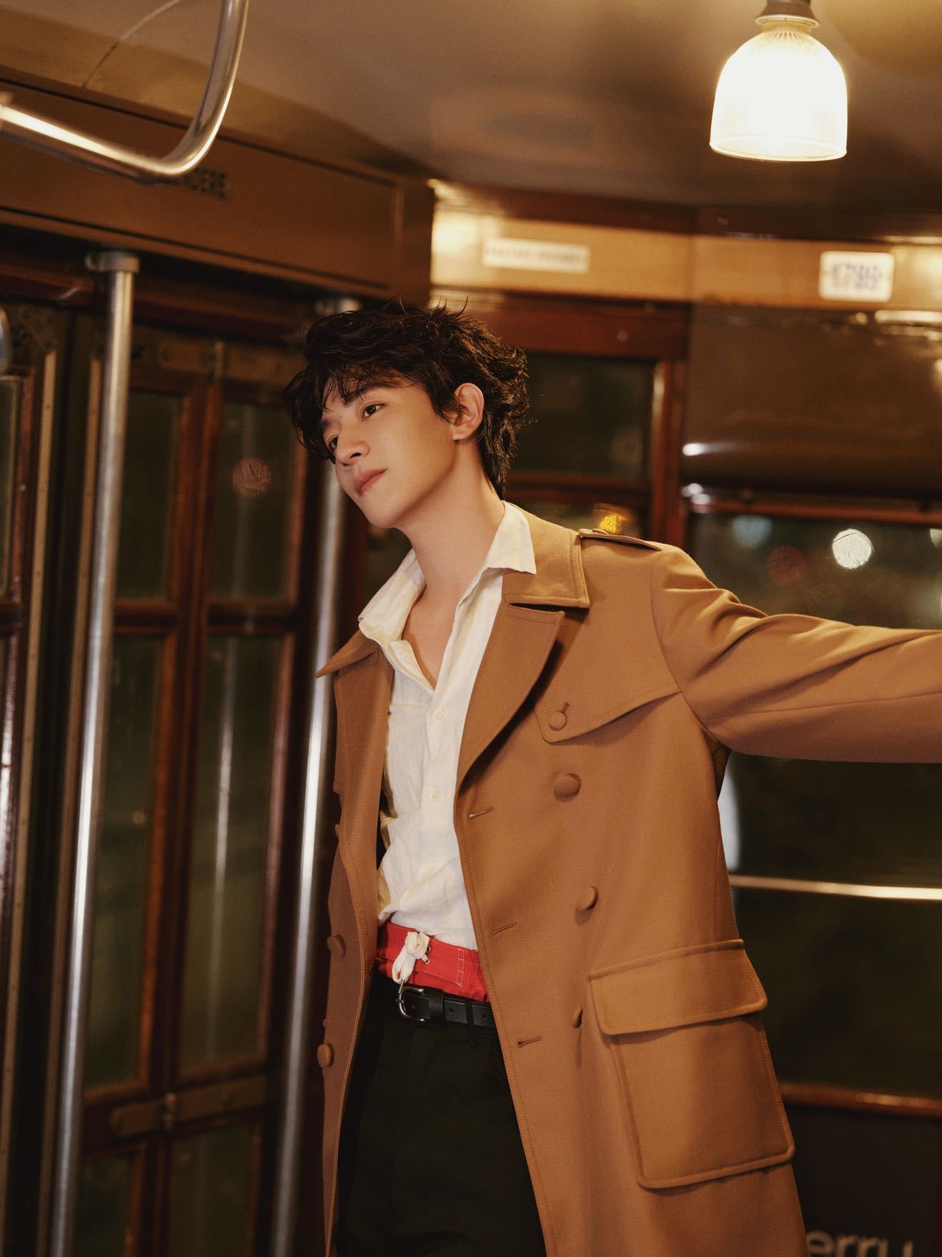 夏之光米兰街头氛围感随拍 夏之光在米兰街头这组随拍，完全是贵公子来的。这就是浓颜