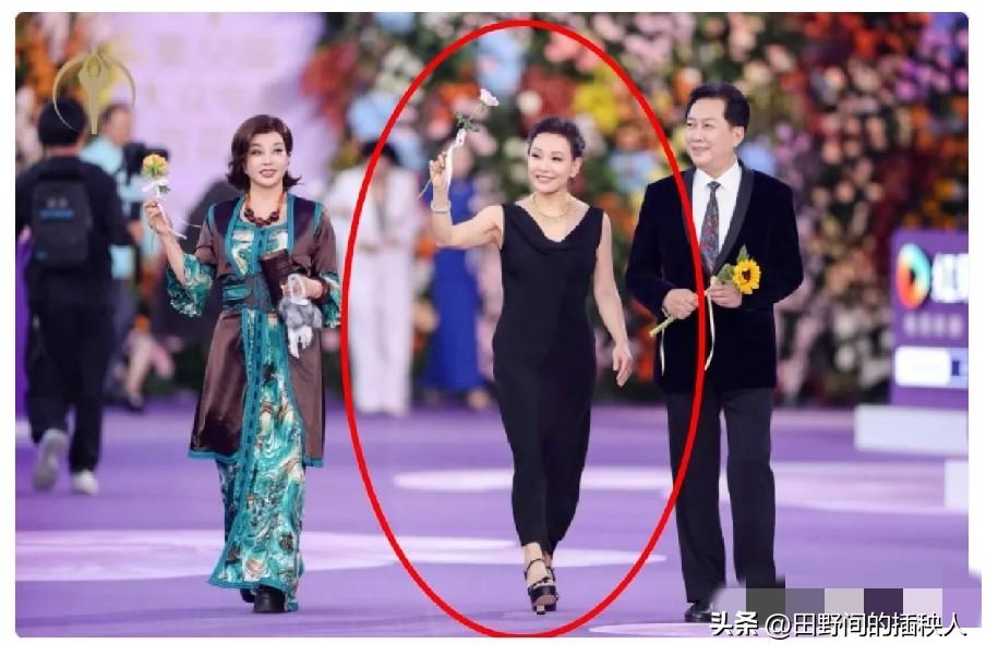百花奖邀请嘉宾一事，引发不少网友热议。

明明是一个国内大众评审的奖项，
你可以
