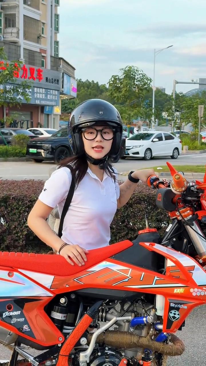 原来小短腿是这样上下车的。
好奇这什么车，就这1米2的也能骑？就这么蹦下来？服了