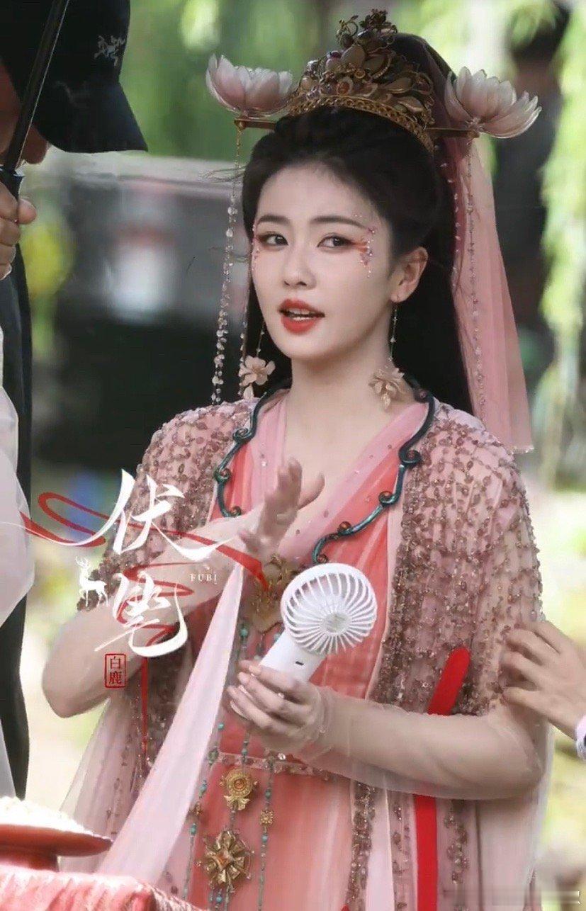 白鹿新剧路透，头顶两个莲花，这造型着实有点累人啊！ ​​​