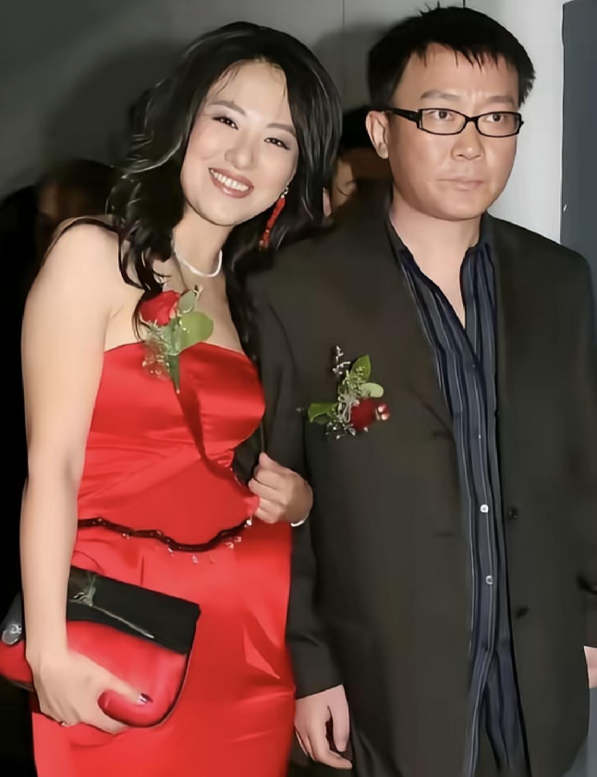 沈傲君和她的外交官丈夫，沈傲君一脸幸福依靠在外交官丈夫身上，外交官很警惕很严肃，