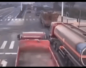 这怪谁呢？一个简简单单的小碰撞却造成不可想象的损失，责任在谁？