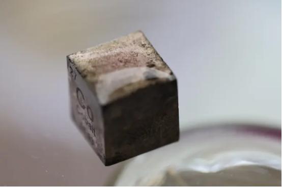 地球上最“硬核”金属，熔点3422℃，连太阳都拿它没办法？传统的熔炉在它面前只能
