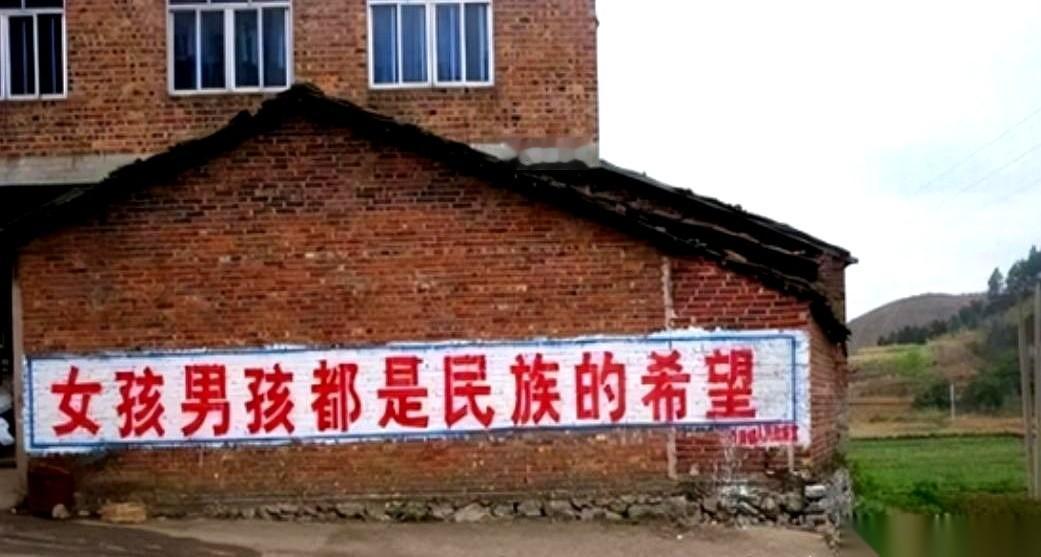 幼儿园门口，最稀奇的风景，居然是年轻妈妈亲自来接孩子。
大部分，都是爷爷奶奶外公