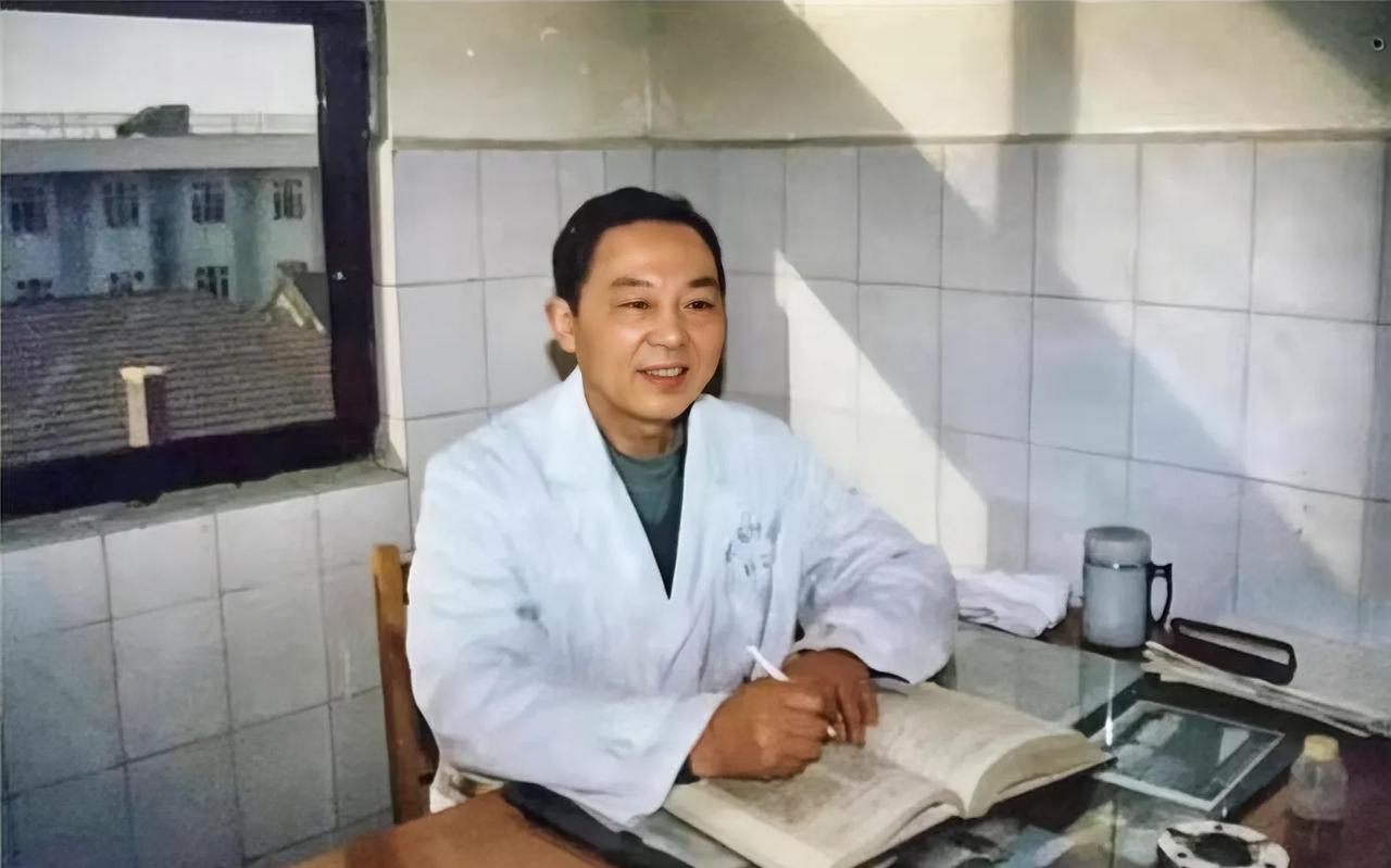 1970年，徐州的一个医生趁妻子不在，偷偷服用了4克毒性极强的曼陀罗花，你可能以