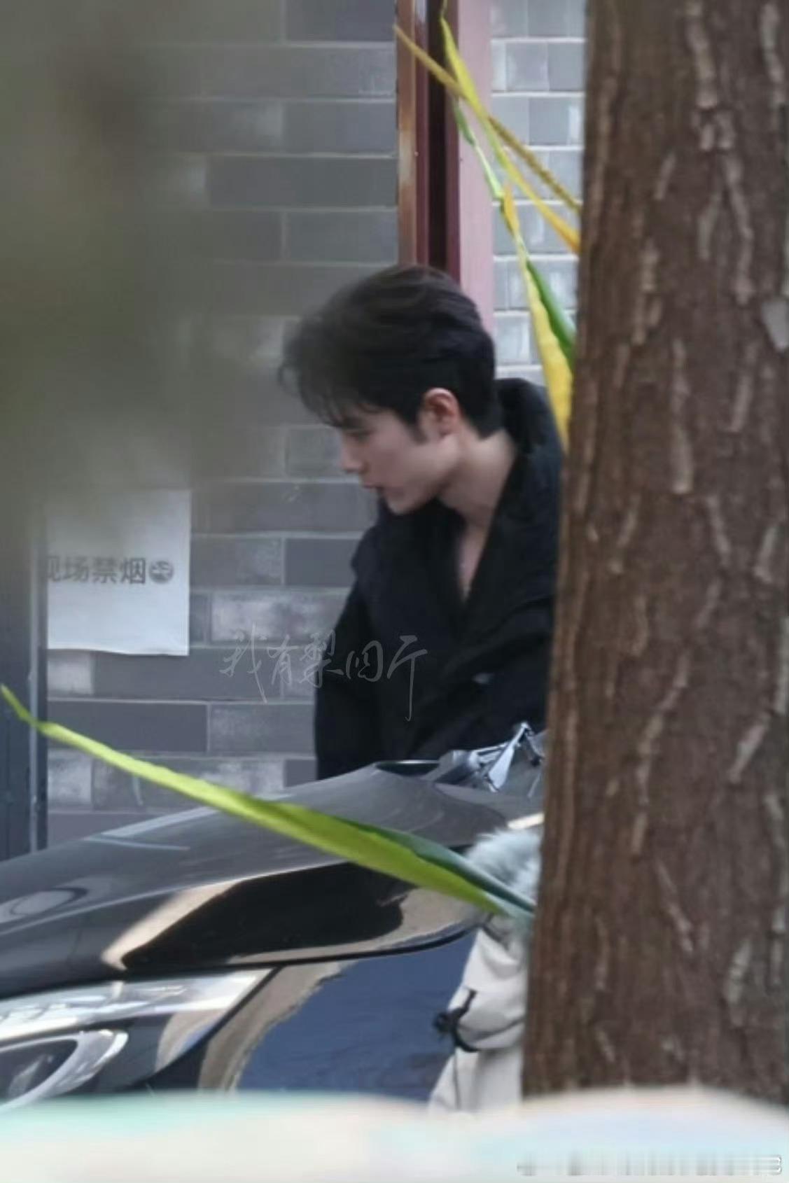 肖战网络视听上班路透清冷男神