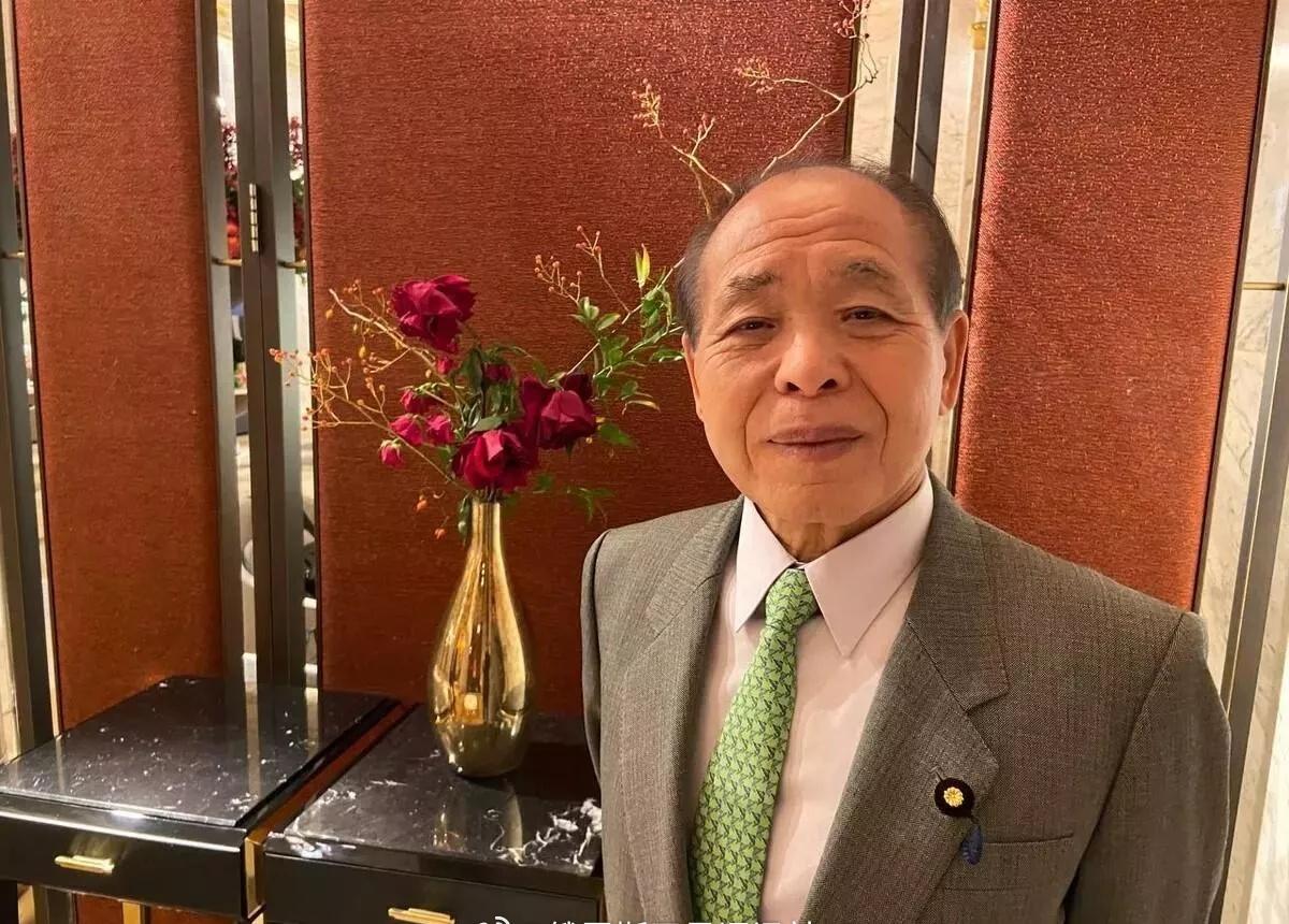 【日本议员：俄日关系在下任首相任期内将向好发展】日本众议院议员铃木宗男表示，若高