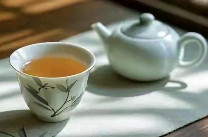 秋后的午后，茶叶已不复鲜嫩，可那份香醇却依旧如初。落茶入盏之际，宛如瞧见那满山枫