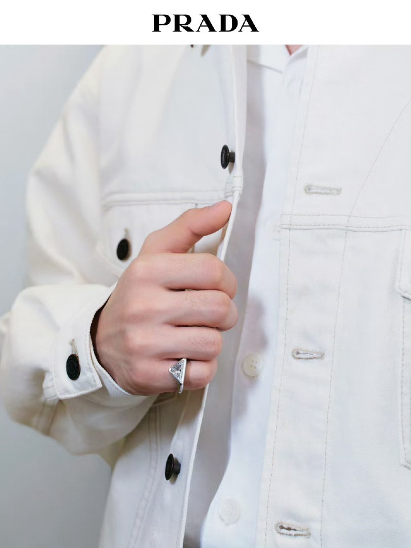 prada：定制款戒指特写之