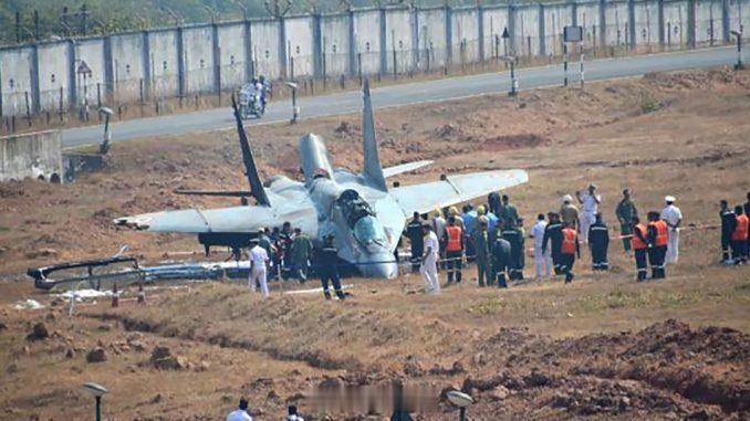 印度一架米格29飞机在浦那机场失事，视乎又是冲出跑道 