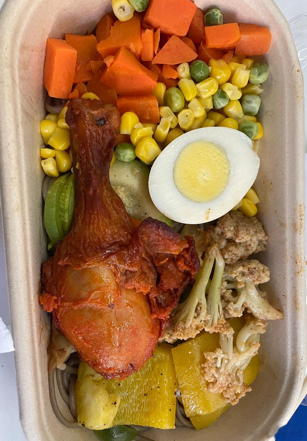 只要上班就能吃到蔬菜🥬今天公司有烤冷面耶！！小姐姐还送了我麦当劳～  嘎嘎忍住