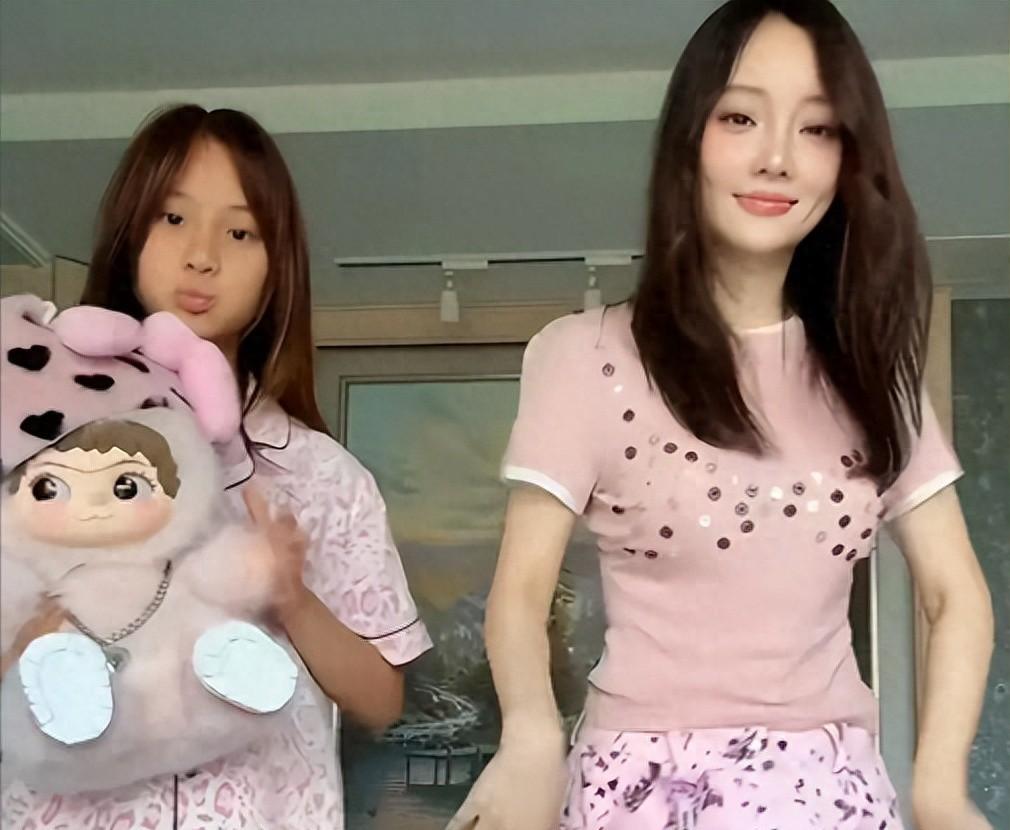 李小璐疑似怀二胎引发网友热议，传言婴儿父亲可能是贾乃亮，但甜馨的回应证实二人并未