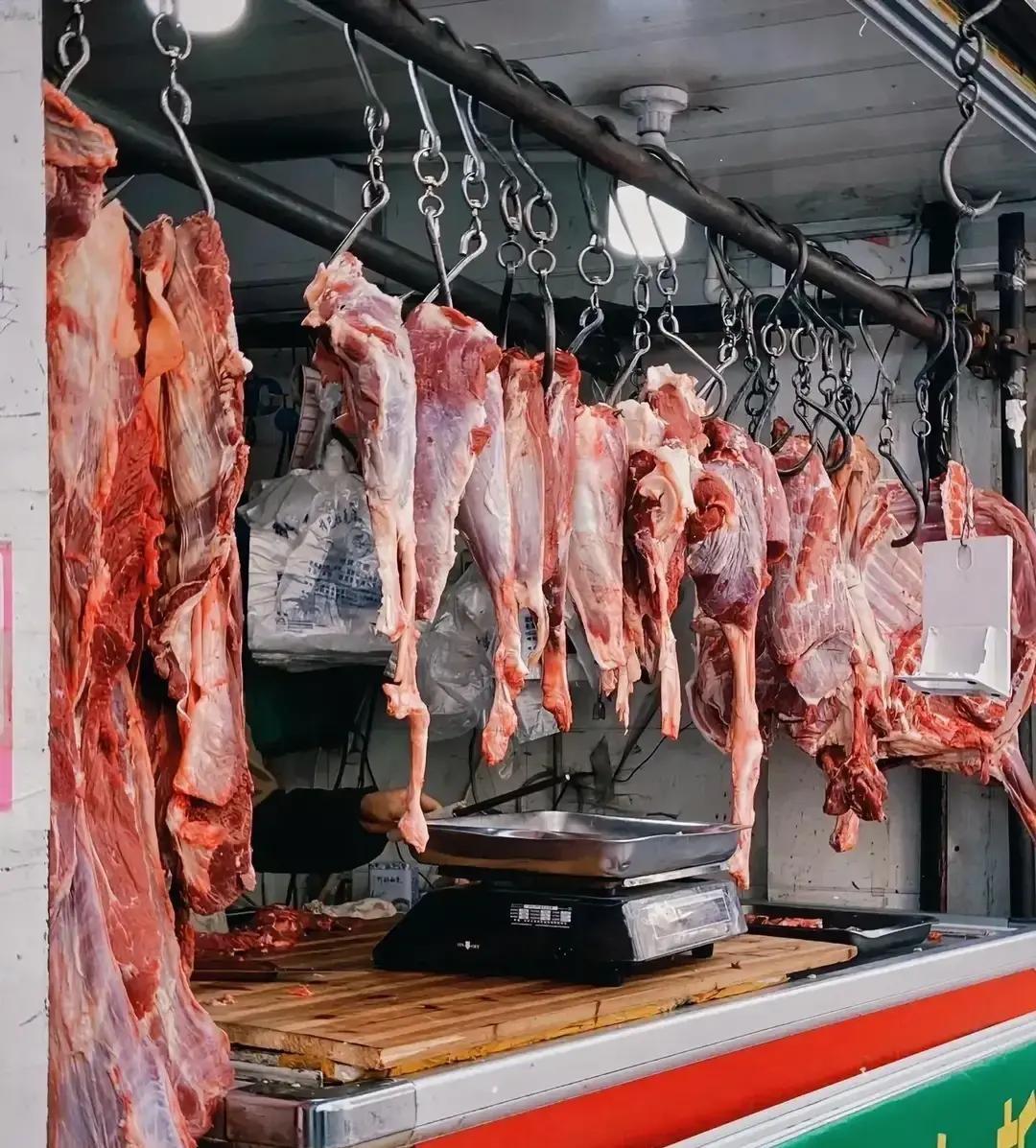 表哥把一整只羊吃完才说肉柴，要我把钱全退给他。
我昨天把羊送过去时他笑得跟花似的