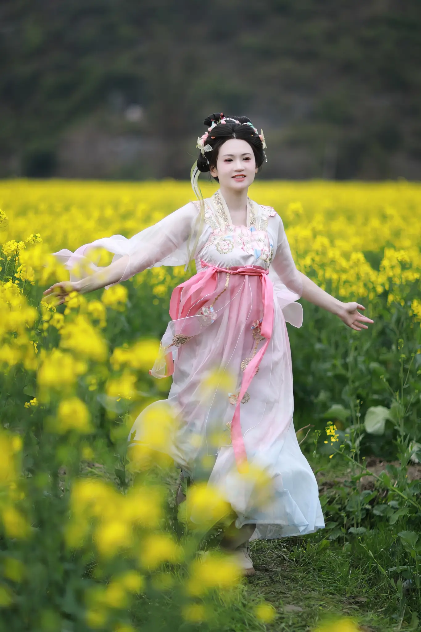 油菜绽芳，漫野金波衬丽姝豪迈 娇娥弄影，一川秀色彰巾帼风流