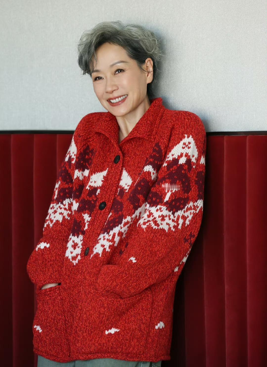 今年过年，想穿红配绿不显土？
Vogue最新银发专题说，你只要避开这个最大坑就行