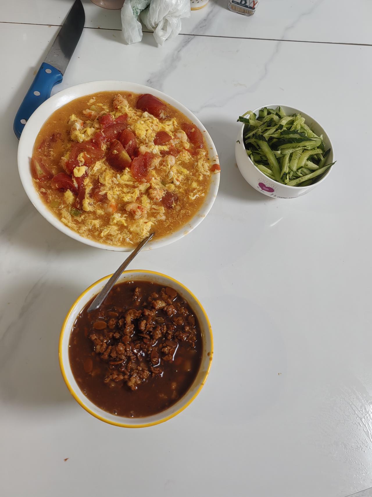 哈哈，本来想包饺子，大宝说吃面条。
    好吧。把猪肉馅炸酱了，把虾仁切碎放到