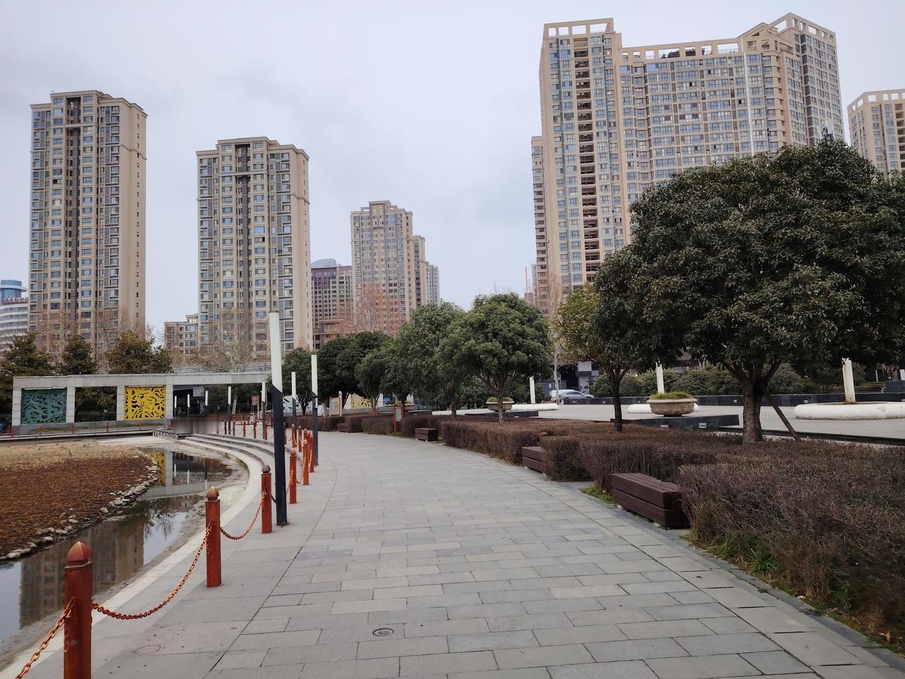 无论学生犯了何种错误，都不应停学生的课。学生享有受教育的权利，停课实则是剥夺了他