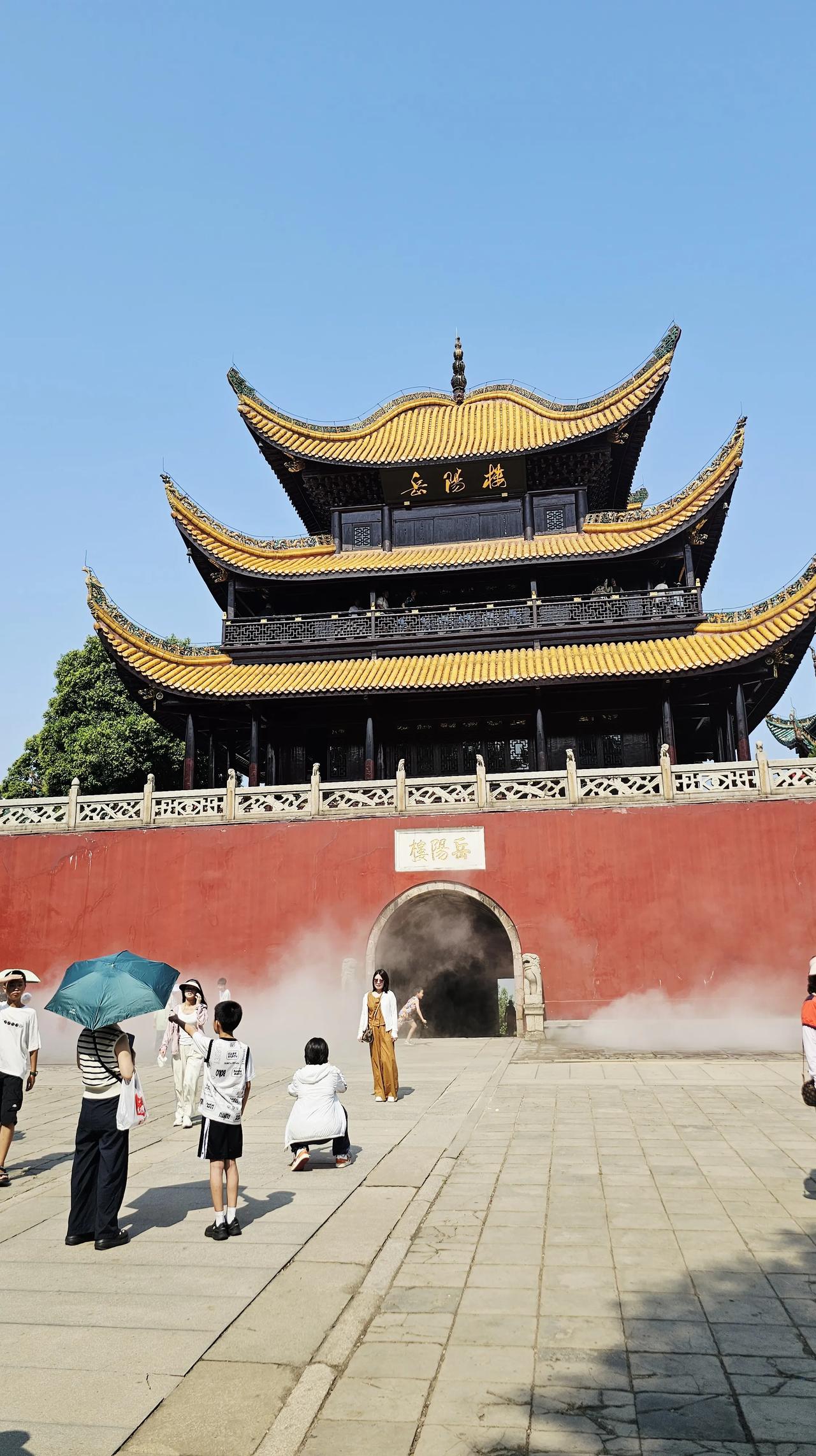 衔远山，吞长江——岳阳楼：一座木构楼阁的千年忧乐史诗 

此刻我们驻足洞庭湖畔，
