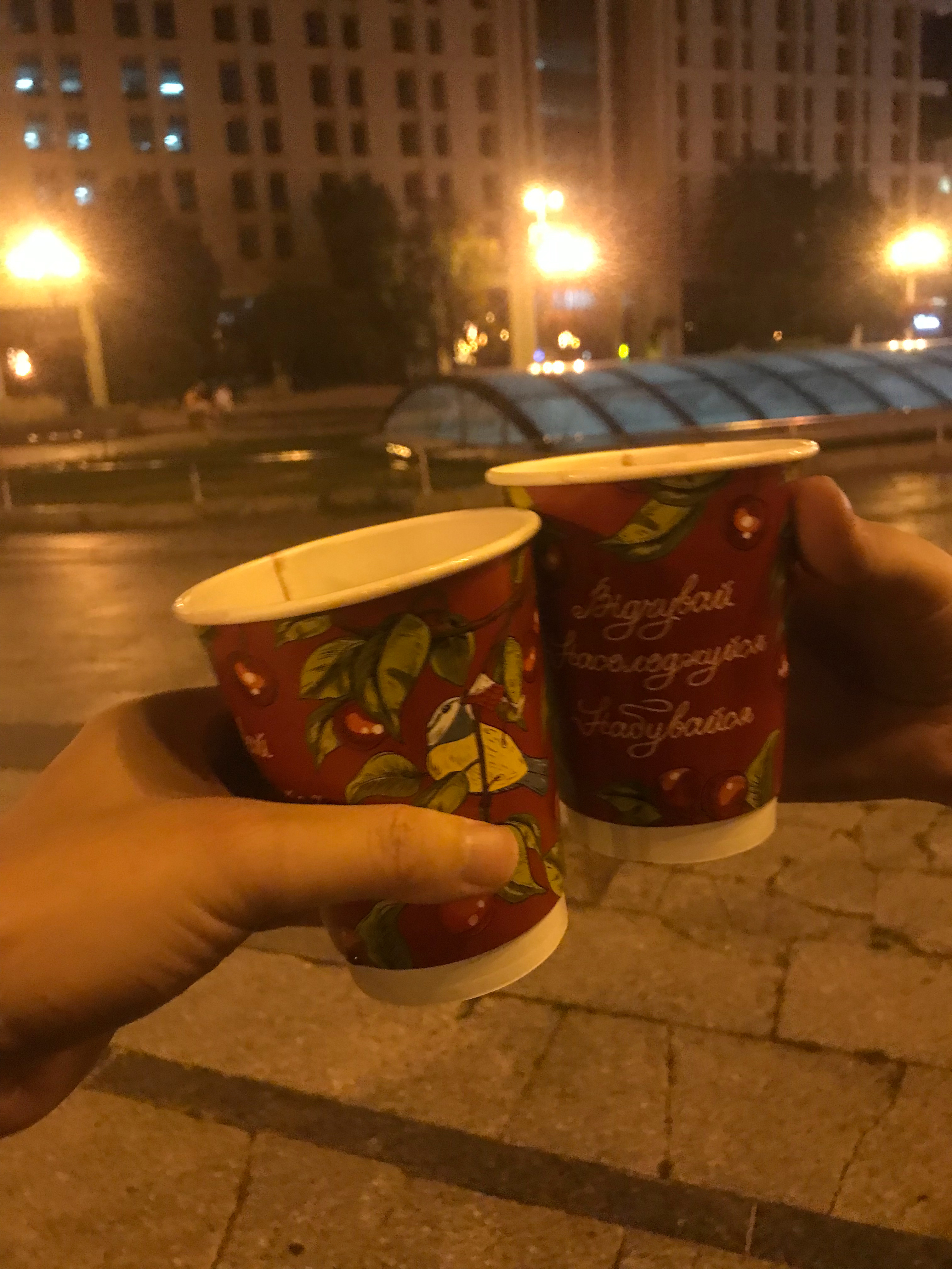 深夜和我们餐厅COO在独立广场喝樱桃酒庆祝我们的餐厅开业这是我们半年的共同心血 