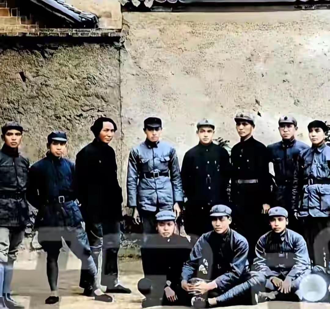 这是秋收起义幸存将士的珍贵合影，我敢打赌，如果你认识三位，绝对是历史课代表，我立