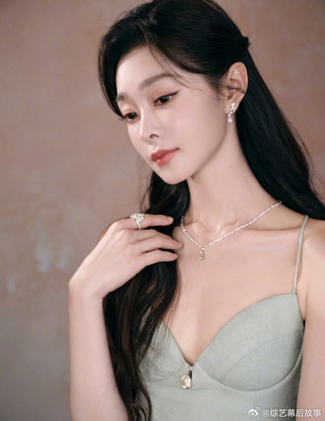 宋轶挂脖亮片绿裙宋轶阅文盛典造型宋轶宛如坠入人间的绿野仙子，挂脖绿裙搭配亮片点缀