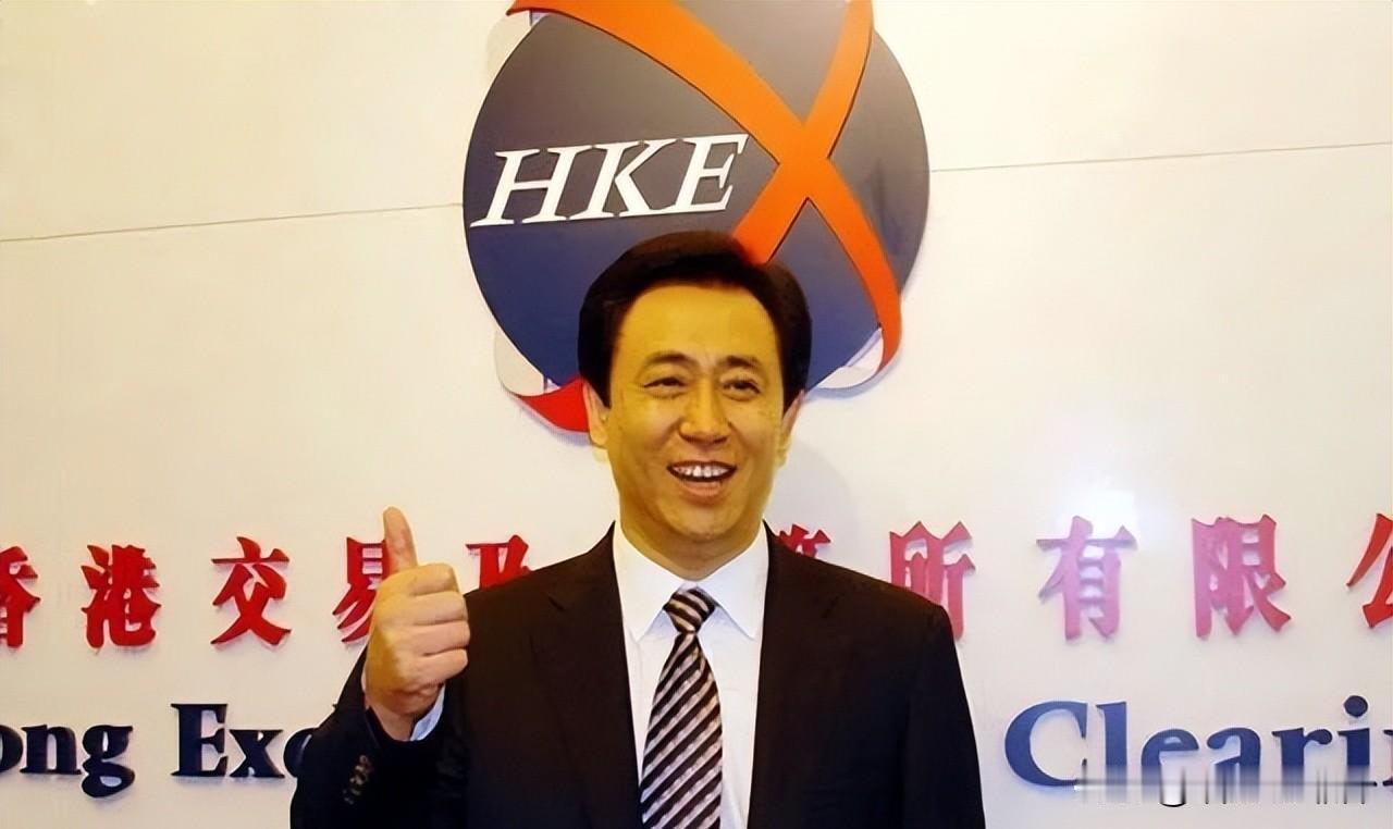 许家印欠了2万多亿，法庭上认了8项罪。这个窟窿到底咋挖出来的？说穿了就4个字，空