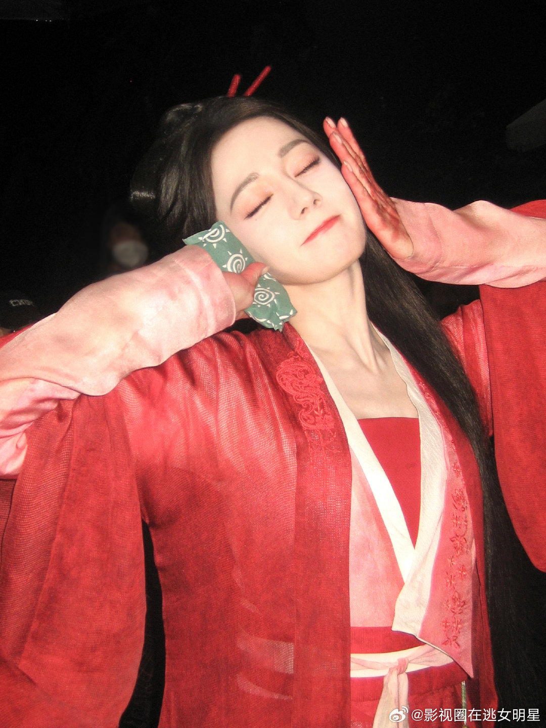 热巴红衣似火 迪丽热巴白日提灯开播倒计时海报 迪丽热巴《白日提灯》开播倒计时海报