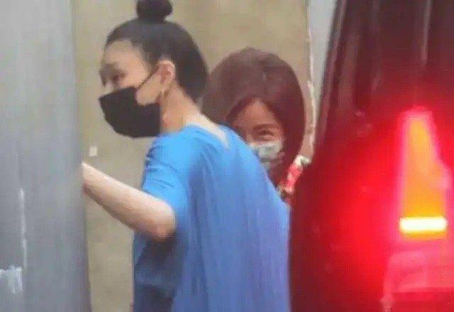 大S婚变风波后首次露面！乘车前往妹夫私人会所，发际线高身材消瘦 