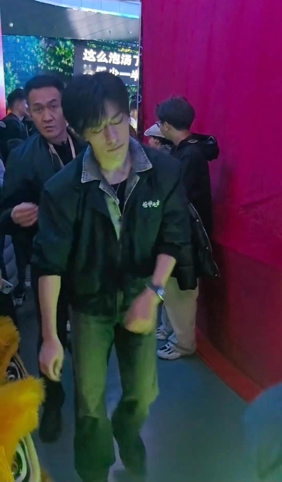 易烊千玺看起来疲惫至极，连平日里一丝不苟的表情管理都顾不上了。几乎忘了他只是个0