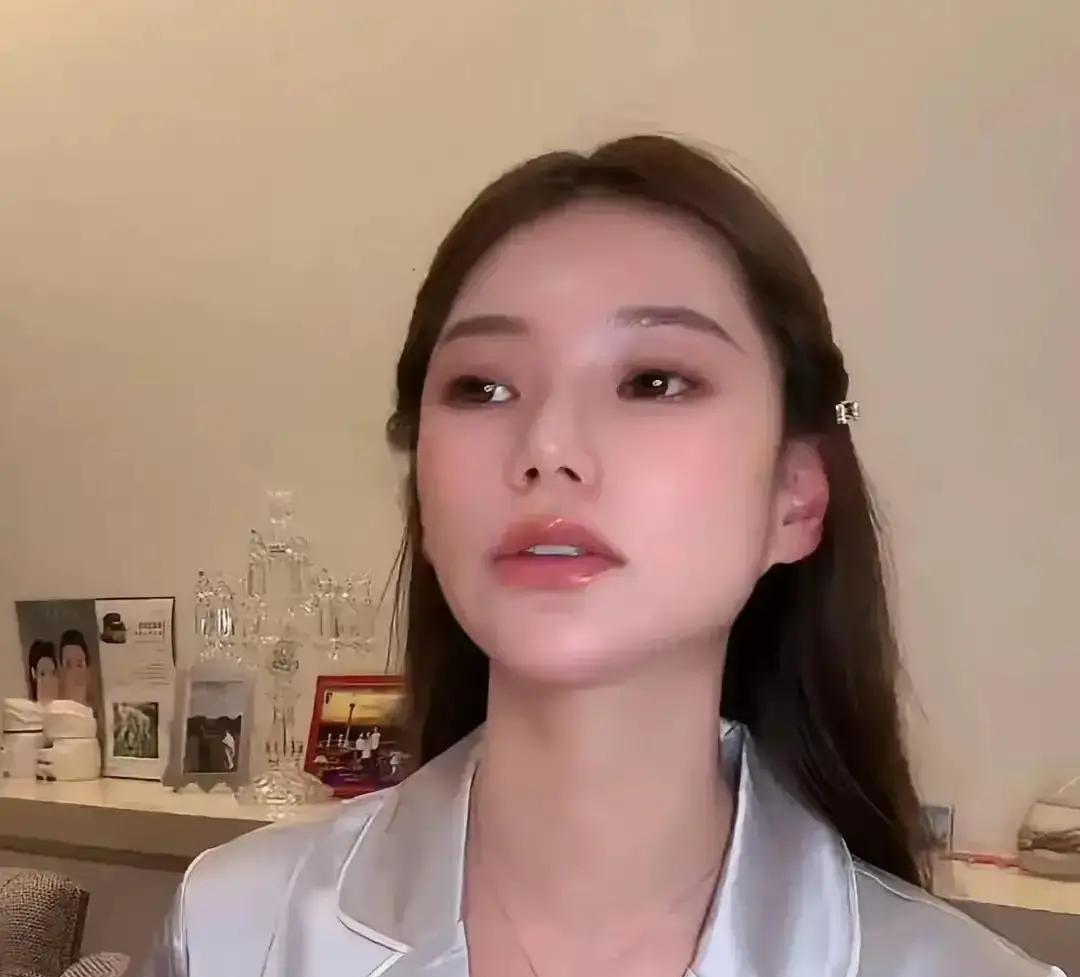 7岁女孩突然对怀孕8个月的继母90度鞠躬——就为了一双368元的粉色运动鞋。
导