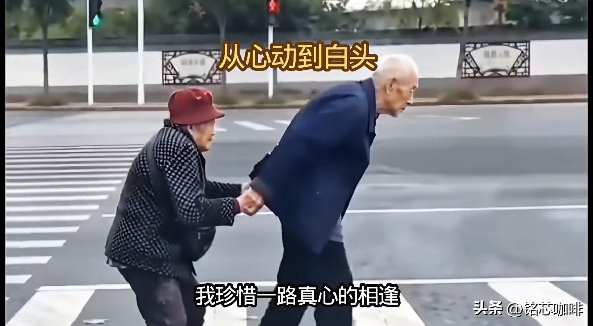 上联：思思念念思念不尽
  下联：健健康康健康长寿