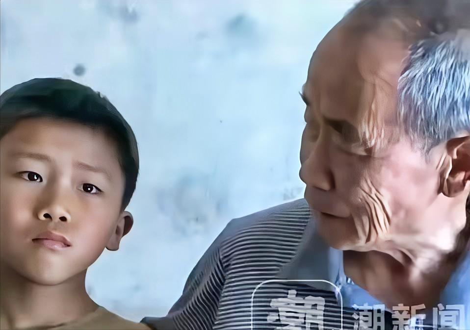 泪目！河南，一9岁男孩父亲去世，母亲改嫁，他和73岁的爷爷相依为命，为了防止爷爷