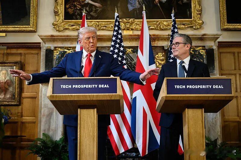 英国：特朗普“有个小突发新闻”

正在伦敦访问的美国总统特朗普告诉英国首相“一个