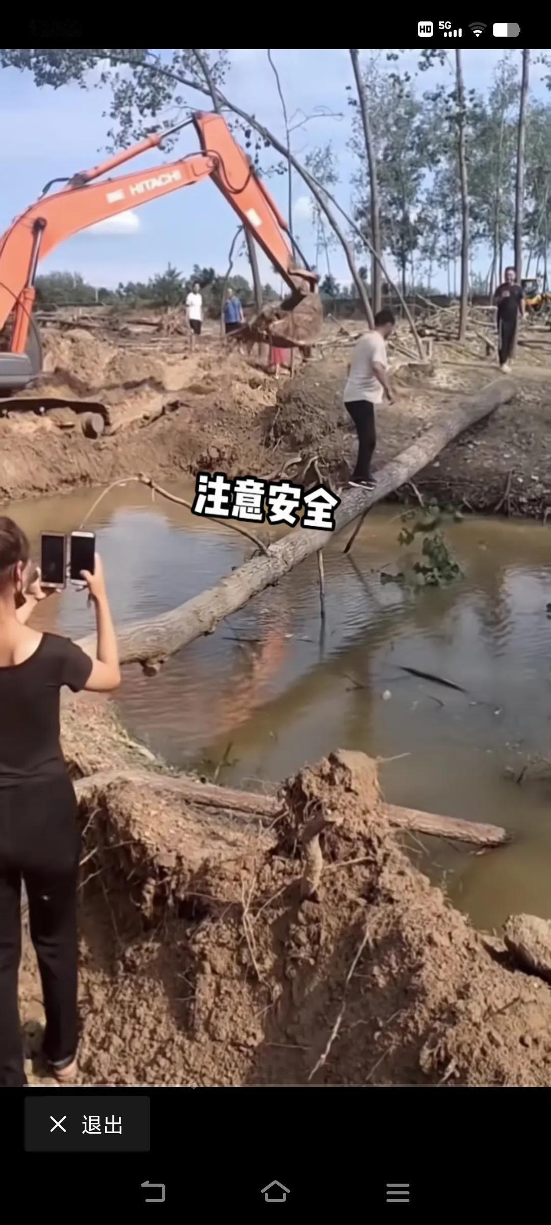 大衣哥每天都在瞎折腾，你瞧瞧，还顽起走独木桥呢，哈哈哈，掉下去准变成落汤鸡了！#
