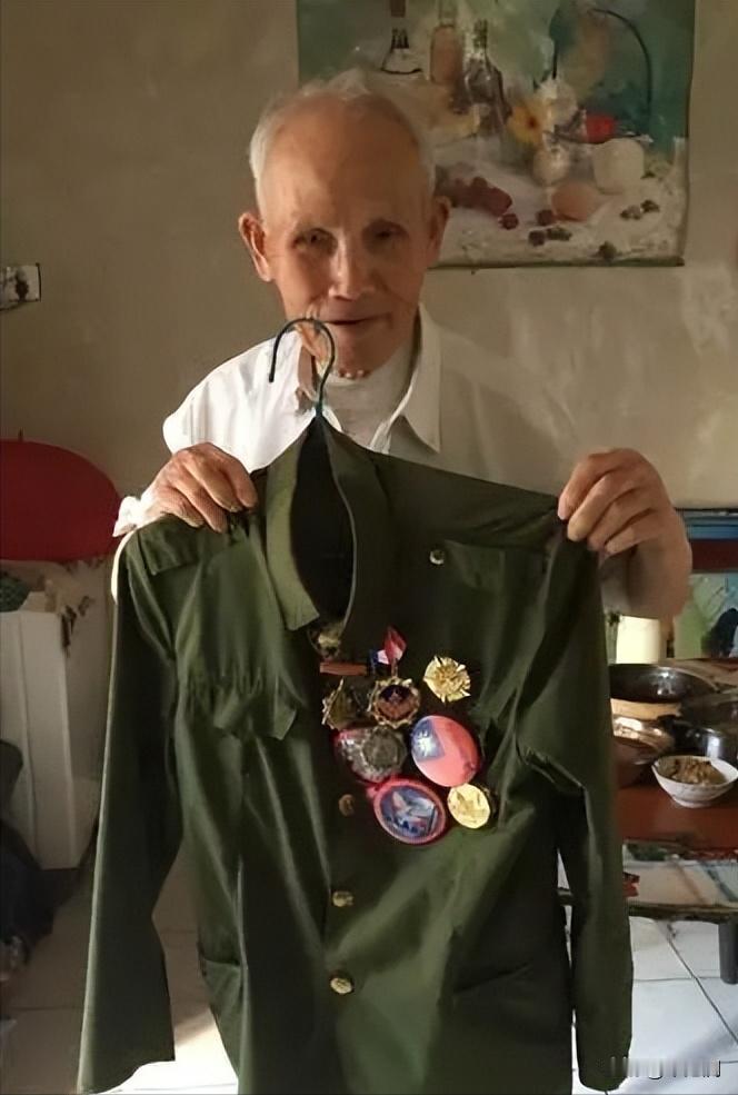 1945年，一名机枪手为了躲避日寇，选择绕山路前进，没想到却碰上了100多名正在