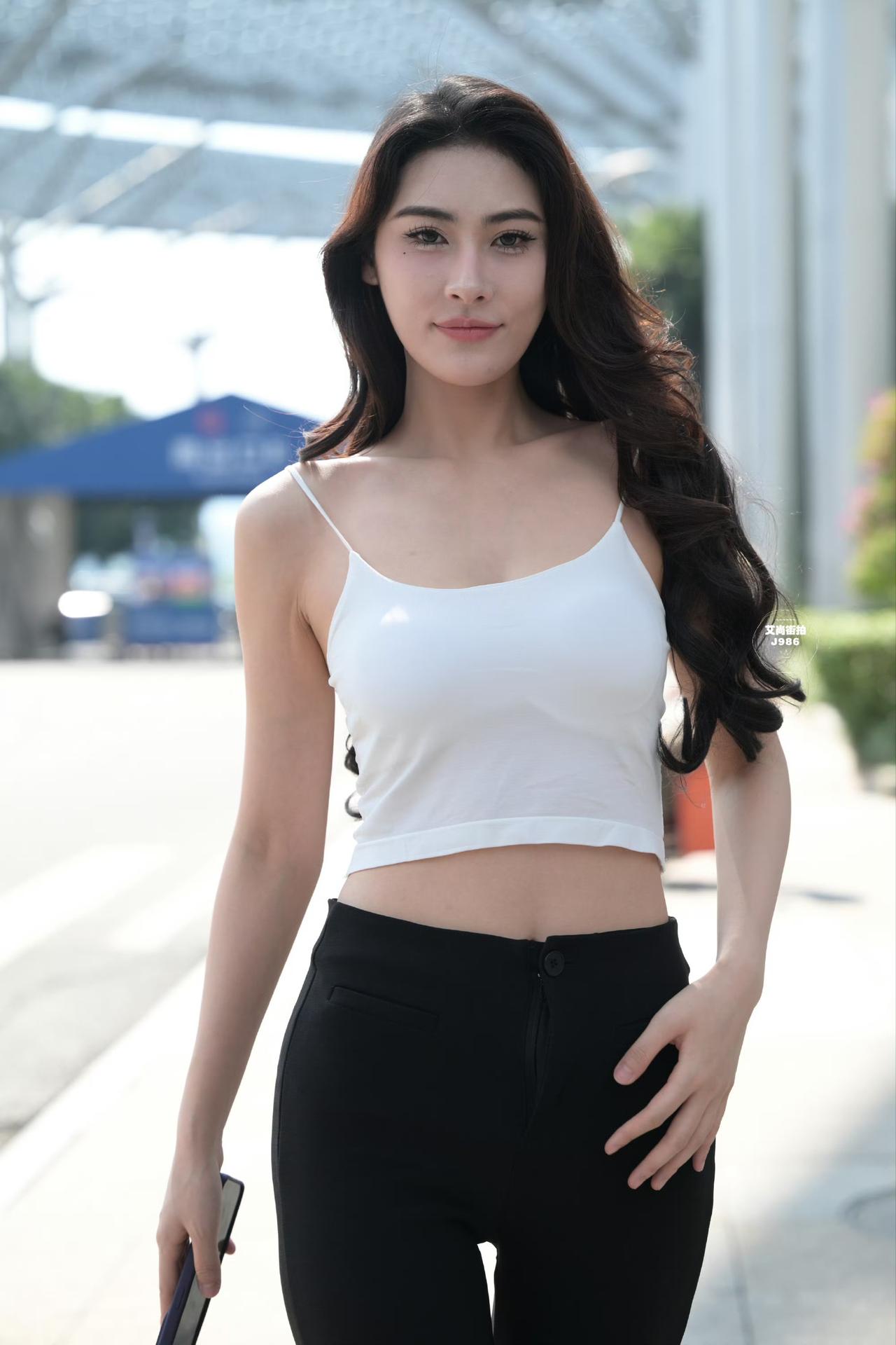 白色吊带搭黑色休闲裤永不过时的穿搭吊带长裤穿搭 时尚穿搭,今天出门穿什么?