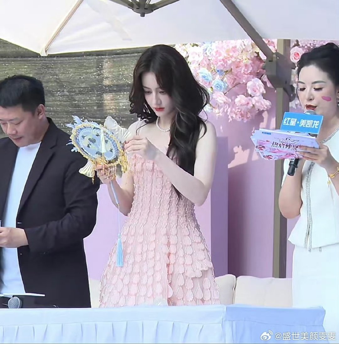 迪丽热巴沈阳活动迪丽热巴鱼鳞粉裙迪丽热巴沈阳活动鱼鳞粉裙 热巴你美～ 